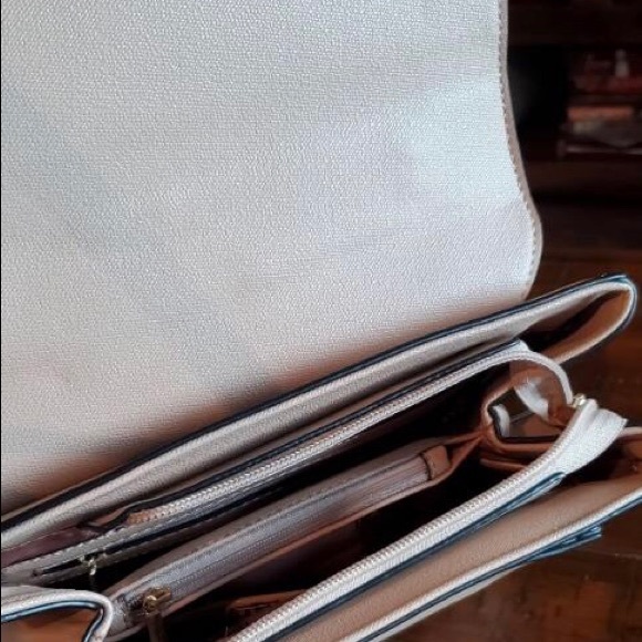 Super cute and spacious cross body baby pink bag - Picture 5 of 7